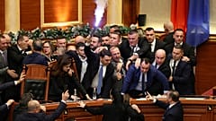 Un membre du parlement albanais tient une fusée éclairante dans l'hémicycle lors des affrontements entre le parti socialiste et les députés de l'opposition.
