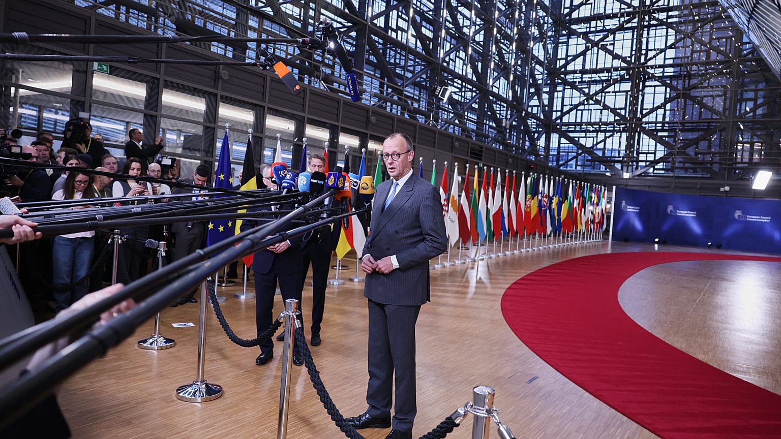 Bundeskanzler Friedrich Merz spricht mit den Medien bei seiner Ankunft zum EU-Gipfel in Brüssel am Donnerstag, den 18. Dezember 2025.