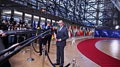 Канцлер Германии Фридрих Мерц общается с представителями СМИ по прибытии на саммит ЕС в Брюсселе в четверг, 18 декабря 2025 года.