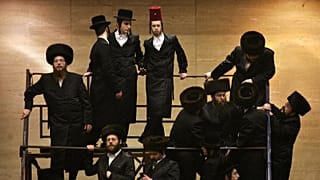 صورة تعبيرية_ رجال من اليهود المتشددين يحضرون احتفالاً بعيد بوريم في مدرسة بيلز الدينية في القدس، 5 مارس/آذار 2007. 