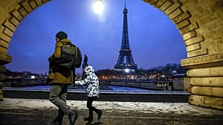 Paris'te Eyfel Kulesi önünde okula giden bir çocuk, 18 Ocak 2024.