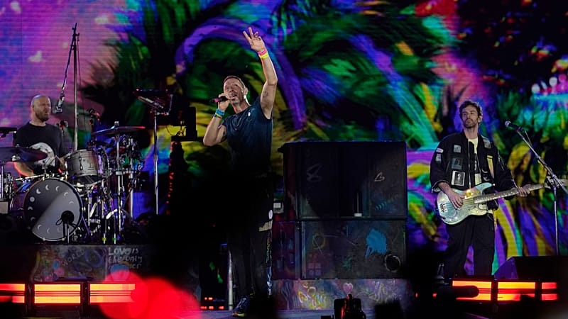 لقطة حفل "كولد بلاي" التي أشعلت الجدل.. المرأة "الخائنة" تكسر صمتها للمرة الأولى 