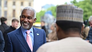 Nijerya Dışişleri Bakanı Yusuf Tuggar, Berlin'de düzenlenen bir toplantı sonrası bina dışında beklerken, 22 Mayıs 2025