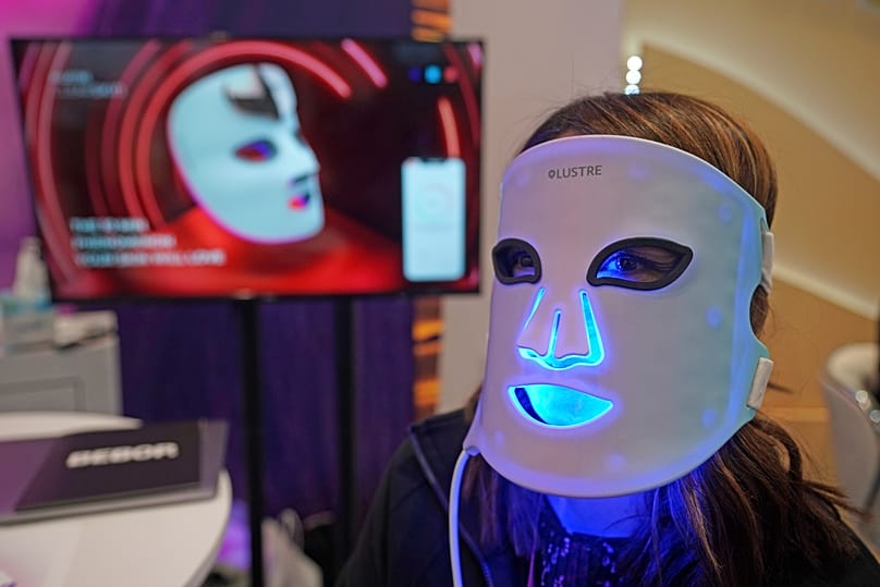 Eine Person testet die Revive-Maske am LUSTRE ClearSkin-Stand auf der CES 2023 in Las Vegas.