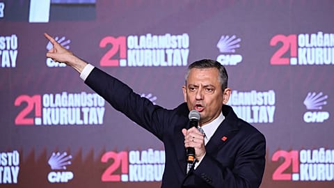 CHP Genel Başkanı Özgür Özel, 21. Olağanüstü Kurultay'da partililere seslenirken, 6 Nisan 2025