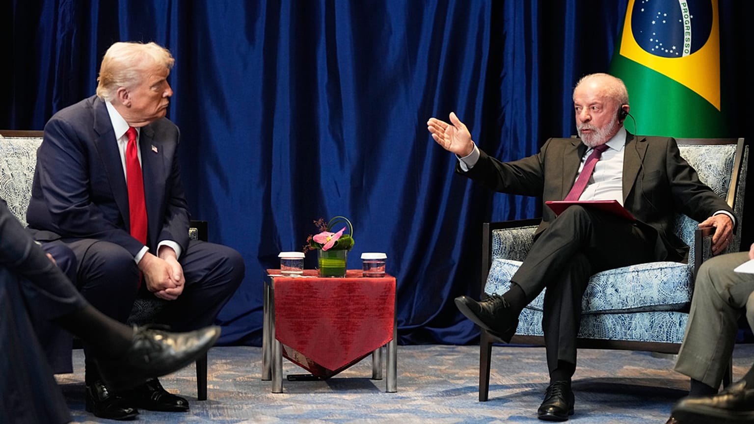 التقى الرئيس دونالد ترامب بالرئيس البرازيلي لويس إيناسيو لولا دا سيلفا على هامش قمة الآسيان في كوالالمبور، ماليزيا، يوم الأحد 26 أكتوبر 2025.