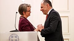Ο υπουργός Εξωτερικών Γιώργος Γεραπετρίτης (Δ) και η υπουργός Εξωτερικών, Κοινοπολιτειακών και Αναπτυξιακών Υποθέσεων του Ηνωμένου Βασιλείου Ιβέτ Κούπερ