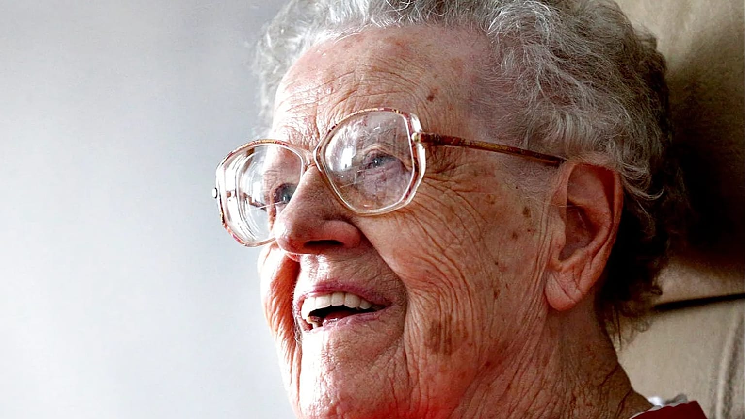  صورة التُقطت في 13 مارس 2017، تظهر الممرضة المتقاعدة جون كيوم، البالغة من العمر 96 عامًا.