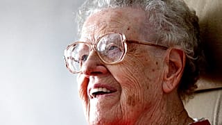  صورة التُقطت في 13 مارس 2017، تظهر الممرضة المتقاعدة جون كيوم، البالغة من العمر 96 عامًا.