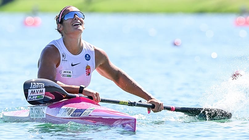 Csikós Zsóka a célban a női kajak egyes 1000 méteres számának döntőjében a milánói kajak-kenu világbajnokságon 2025. augusztus 22-én 