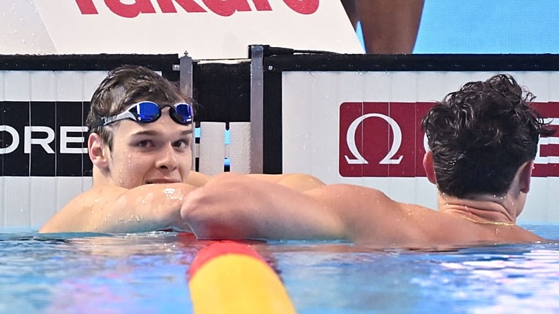 A győztes Kós Hubert (b) a férfi 200 méteres hátúszás döntője után a szingapúri vizes világbajnokságon a World Aquatics Arénában 2025. augusztus 1-jén