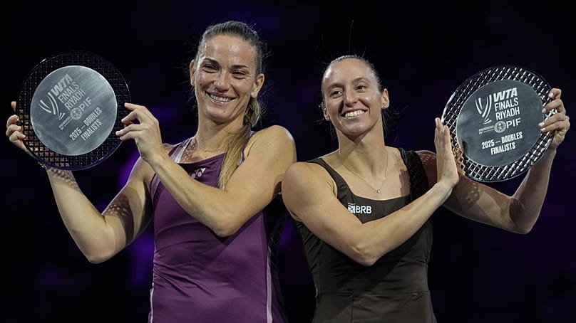 Babos Timea (balra) és Luisa Stefani a WTA Finals női páros döntője után Rijádban 2025. november 8-án