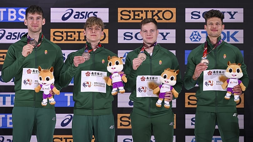 A bronzérmes Molnár Attila, Kovács Árpád, Wahl Zoltán és Enyingi Patrik a férfi 4x400 méteres váltófutás eredményhirdetésén a nancsingi fedettpályás vb-n 2025. március 23-án 