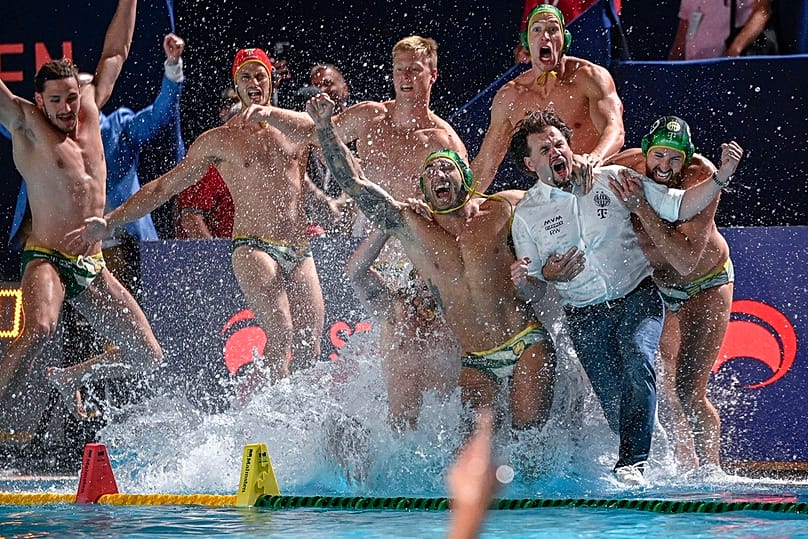 Az aranyérmes FTC-Telekom Waterpolo játékosai és edzőjük, Nyéki Balázs repülnek a vízbe a győztes BL-döntő után a máltai Gzirában 2025. június 1-jén