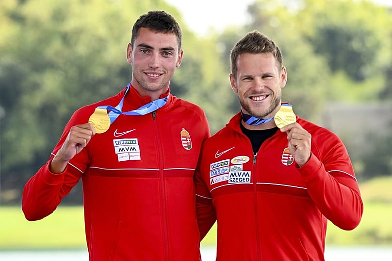 Az aranyérmes Kurucz Levente és Nádas Bence a férfi kajak kettesek 500 méteres  versenyének eredményhirdetésén a milánói kajak-kenu világbajnokságon 2025. augusztus 24-én