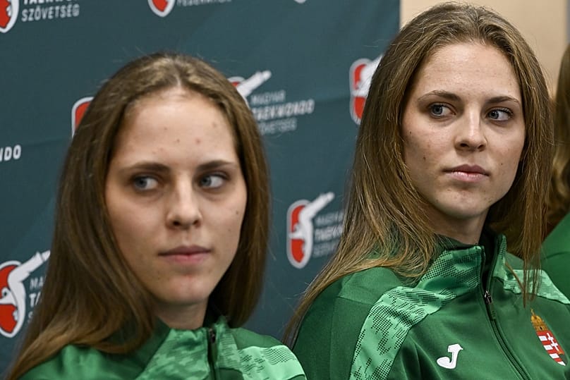 Márton Luana kétszeres világbajnok (balra) és ikertestvére, Márton Viviana olimpiai bajnok tekvandós a szakszövetség budapesti sajtótájékoztatóján 2025. november 19-én