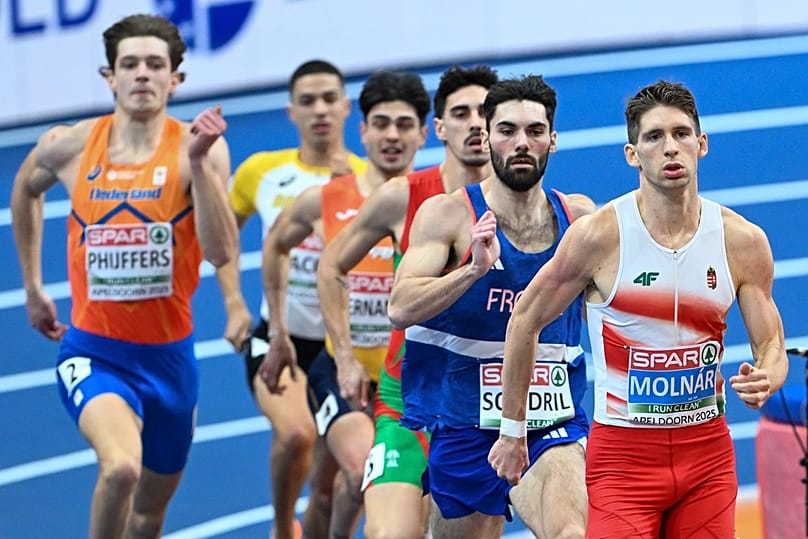 Molnár Attila (jobbról az első) a férfi 400 méteres síkfutás elődöntőjében az apeldoorni fedettpályás atlétikai Európa-bajnokságon 2025. március 7-én