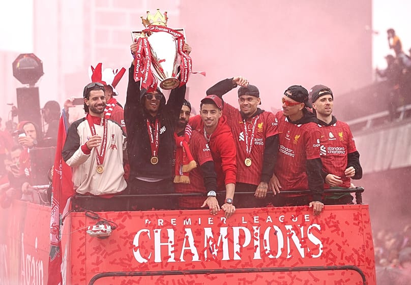 Szoboszlai Dominik (fehér felsőben) egy nyitott tetejű buszon az angol bajnok Liverpool FC  ünnepi felvonulásán Liverpoolban 2025. május 26-án 