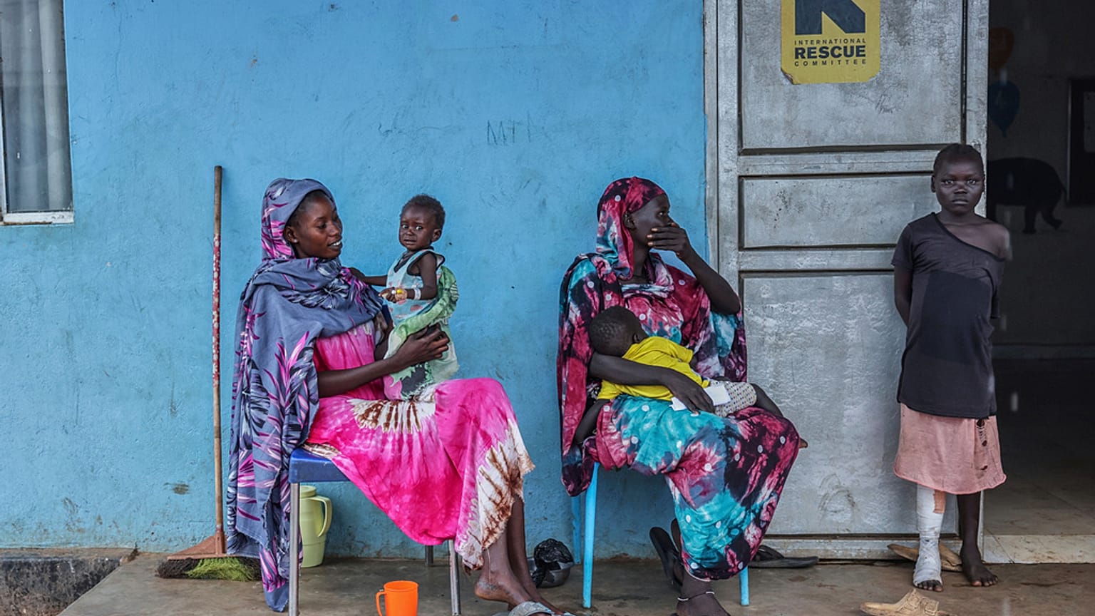 Maban'daki Bunj Hastanesi'nin dışında oturan kadınlar, 19 Ağustos 2025