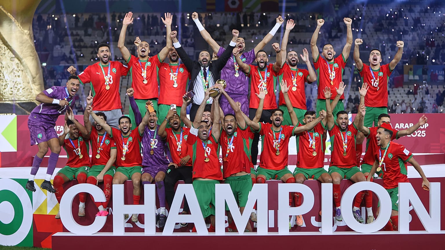  لاعبو المغرب يحتفلون بكأس الفوز بعد تغلبهم على الأردن في المباراة النهائية لكأس العرب لكرة القدم في لوسيل، قطر، يوم الخميس 18 ديسمبر 2025. 