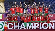  لاعبو المغرب يحتفلون بكأس الفوز بعد تغلبهم على الأردن في المباراة النهائية لكأس العرب لكرة القدم في لوسيل، قطر، يوم الخميس 18 ديسمبر 2025. 