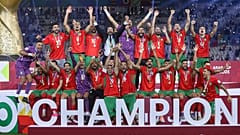  لاعبو المغرب يحتفلون بكأس الفوز بعد تغلبهم على الأردن في المباراة النهائية لكأس العرب لكرة القدم في لوسيل، قطر، يوم الخميس 18 ديسمبر 2025. 