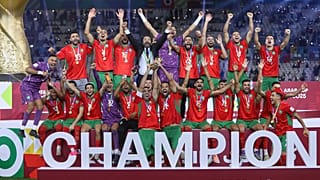  لاعبو المغرب يحتفلون بكأس الفوز بعد تغلبهم على الأردن في المباراة النهائية لكأس العرب لكرة القدم في لوسيل، قطر، يوم الخميس 18 ديسمبر 2025. 