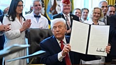 El presidente de EEUU, Donald Trump, muestra a las cámaras el decreto presidencial que firmó sobre el cannabis, el 18 de diciembre de 2025