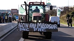 Ein französischer Bauer auf dem Weg zur Straßenblockade gegen das Mercosur-Abkommen