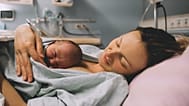 Une mère serrant son nouveau-né dans ses bras à l'hôpital peu après l'accouchement. (Source : Natalia Deriabina, Shutterstock)
