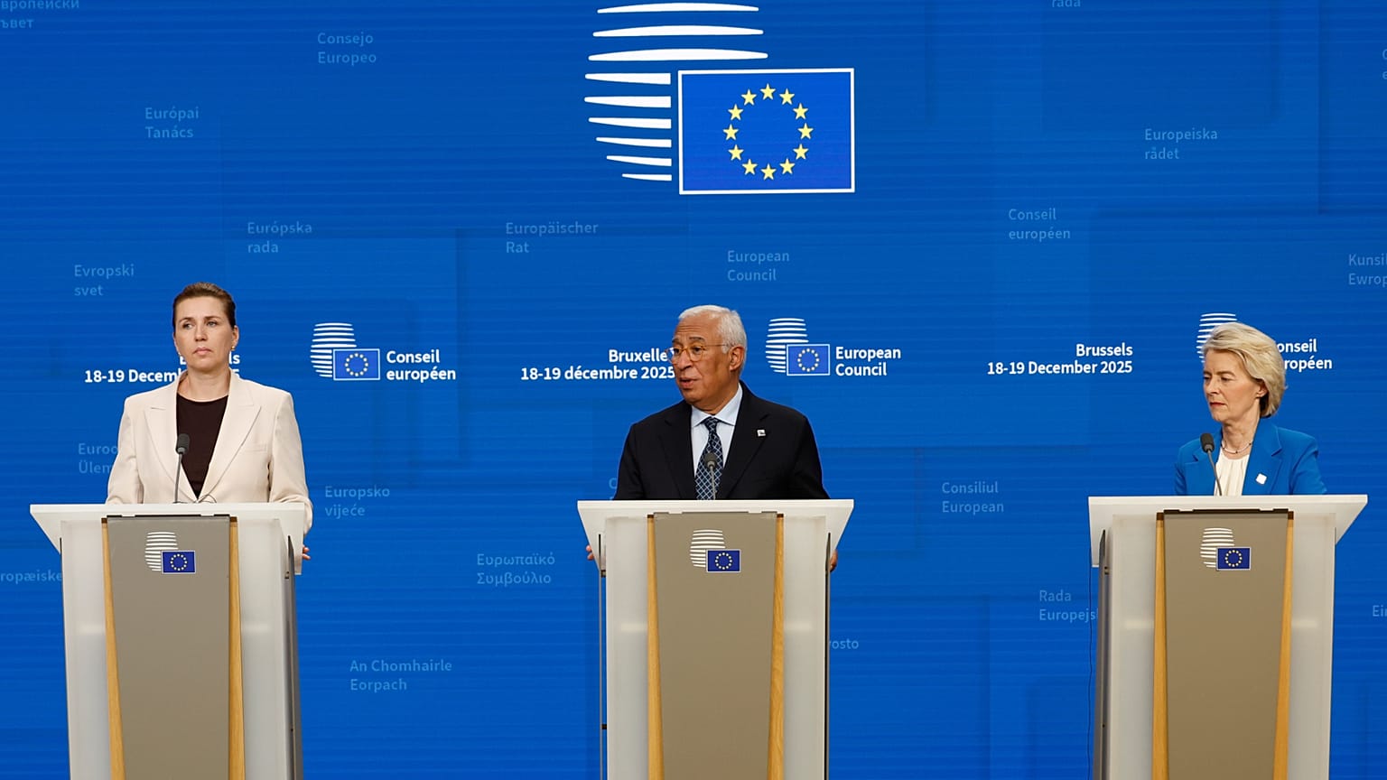 Mette Frederiksen, Antonio Costa etUrsula von der Leyen participent à une conférence de presse lors du sommet européen à Bruxelles. 