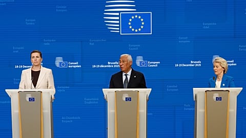 Mette Frederiksen, Antonio Costa etUrsula von der Leyen participent à une conférence de presse lors du sommet européen à Bruxelles. 