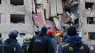 عمّال إنقاذ يبحثون عن ناجين بعد أن أصاب صاروخ روسي نزلاً في زابوريجيا، أوكرانيا، الخميس 30 أكتوبر/تشرين الأول 2025.