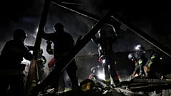 Спасатели разбирают завалы жилого дома, разрушенного ударом российского дрона в Запорожье