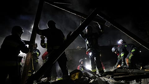 I soccorritori rimuovono le macerie di un'abitazione distrutta da un attacco di droni russi a Zaporizhzhia