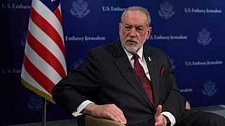 يظهر سفير الولايات المتحدة لدى إسرائيل، مايك هاكابي، خلال مقابلة في القدس، الأربعاء 20 أغسطس/آب 2025.