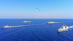 في هذه الصورة التي قدّمها وزارة الدفاع اليونانية يوم الاثنين 31 أغسطس 2020، تظهر سفن حربية من اليونان وإيطاليا وقبرص وفرنسا، وهي تشارك في تدريب عسكري مشترك