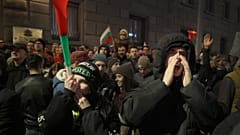 Демонстранты скандировали лозунги и сигналили, пока десятки тысяч человек заполняли улицы столицы и других крупных городов Болгарии.