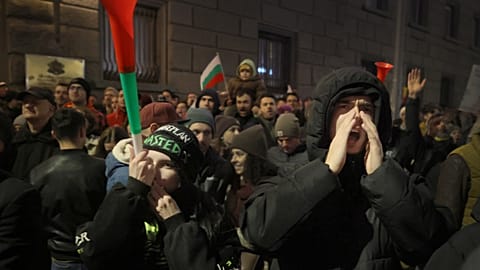 In Bulgaria decine di migliaia riempiono le strade della capitale e di altre grandi città: manifestanti urlano slogan e suonano le trombe