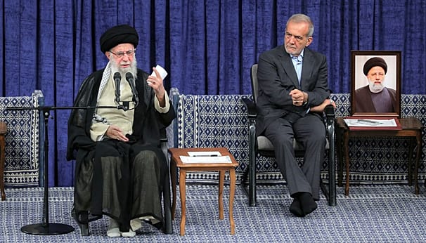  پزشکیان بارها آشکارا گفته است که در موضوعات حساس سیاست خارجی، از جمله حل‌وفصل بن‌بست هسته‌ای با ایالات متحده، تابع نظر خامنه‌ای است