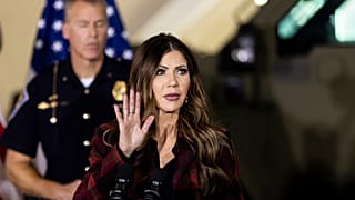 يراقب قائد شرطة ولاية إنديانا، أنتوني سكوت، وزيرة الأمن الداخلي الأمريكية، كريستي نويم، أثناء مناقشتها للنتائج الأخيرة لعملية "ميدواي بليتز" خلال مؤتمر صحفي في منشأة للحرس الو