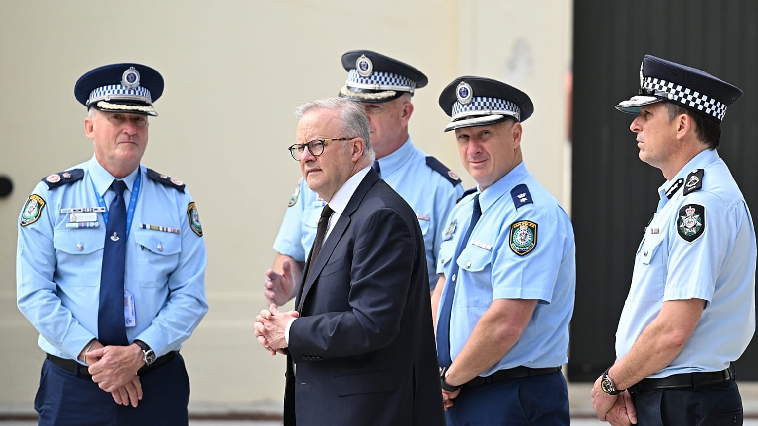 Anthony Albanese ausztrál miniszterelnök rendőri vezetőkkel a gyilkos támadás után