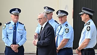 Anthony Albanese ausztrál miniszterelnök rendőri vezetőkkel a gyilkos támadás után