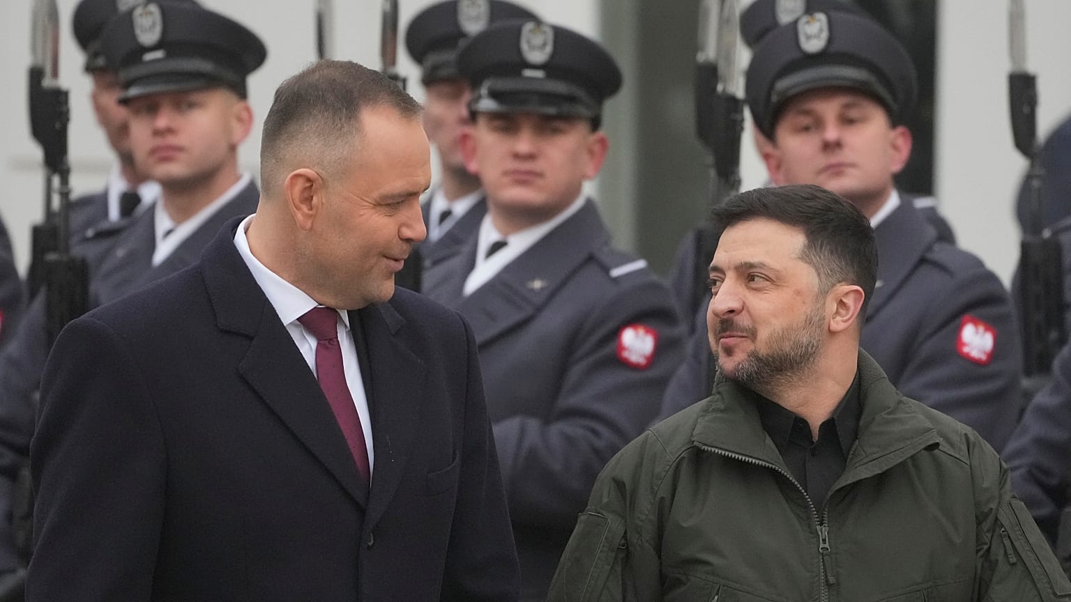 Prezydent Karol Nawrocki i prezydent Ukrainy Wołodymyr Zełenski uczestniczą w oficjalnej ceremonii przed spotkaniem, Polska, piątek, 19 grudnia 2025 r.