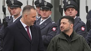 Prezydent Karol Nawrocki i prezydent Ukrainy Wołodymyr Zełenski uczestniczą w oficjalnej ceremonii przed spotkaniem, Polska, piątek, 19 grudnia 2025 r.