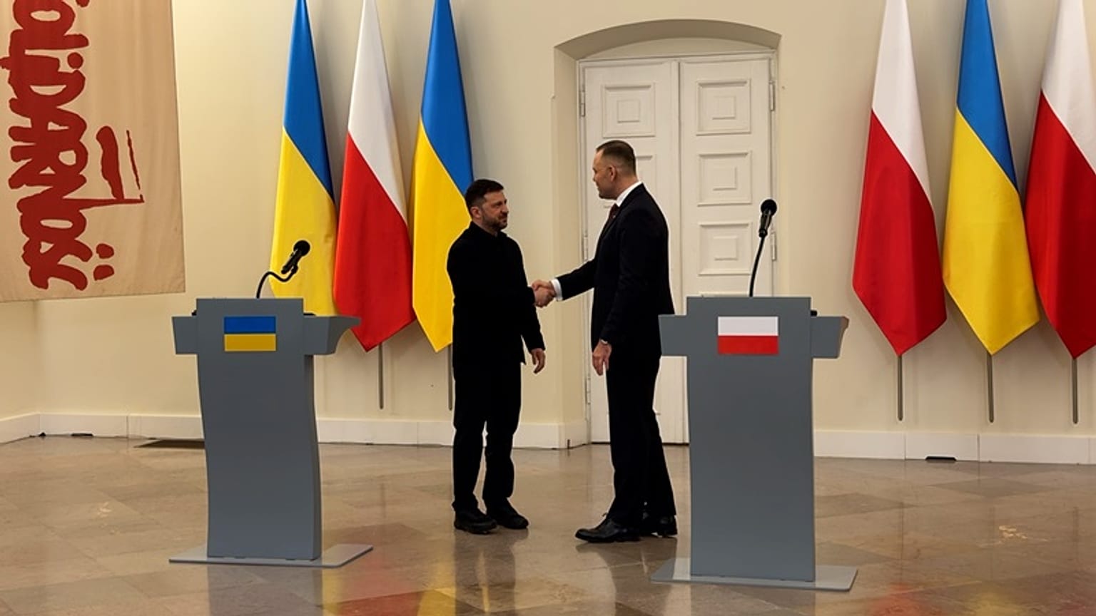 Prezydent Ukrainy Wołodymyr Zełenski oraz prezydent Polski Karol Nawrocki. 