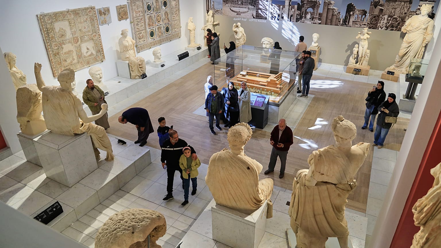 زوار يشاهدون قطعاً أثرية رومانية معروضة في المتحف الوطني في طرابلس، ليبيا، الأربعاء 17 ديسمبر/كانون الأول 2025.