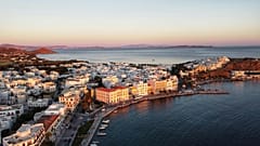 Aus der Luft: die Insel Tinos in Griechenland.
