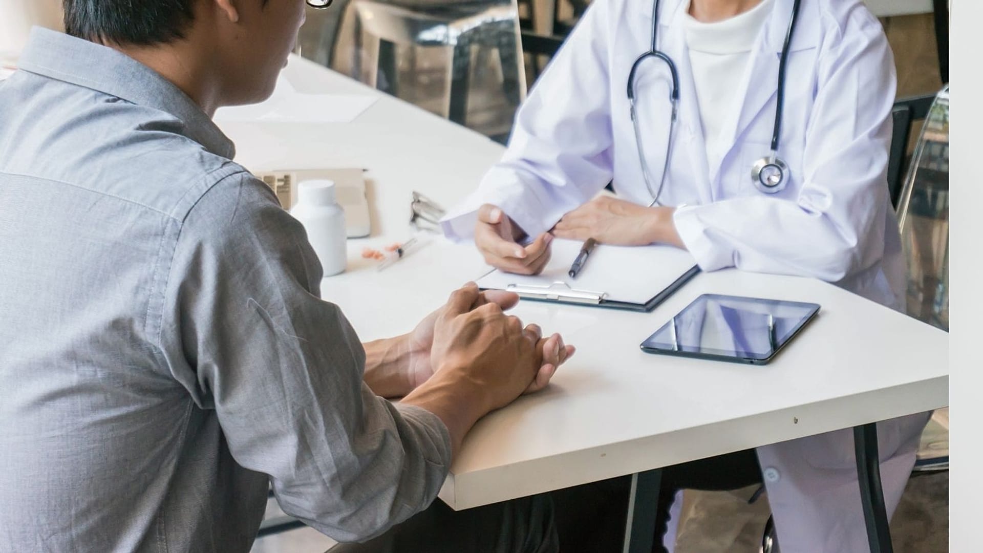 Todos os anos, milhares de estudantes iniciam e concluem os seus estudos de medicina na Europa, mas a escassez de mão de obra no sector da saúde persiste em todo o continente. 