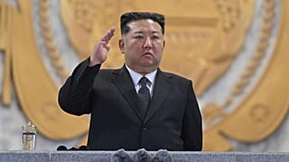 في هذه الصورة التي نشرتها الحكومة الكورية الشمالية، يظهر الزعيم الكوري الشمالي كيم جونغ أون وهو يحضر العرض العسكري بمناسبة الذكرى الثمانين لتأسيس حزب العمال الحاكم، في بيونغ ي